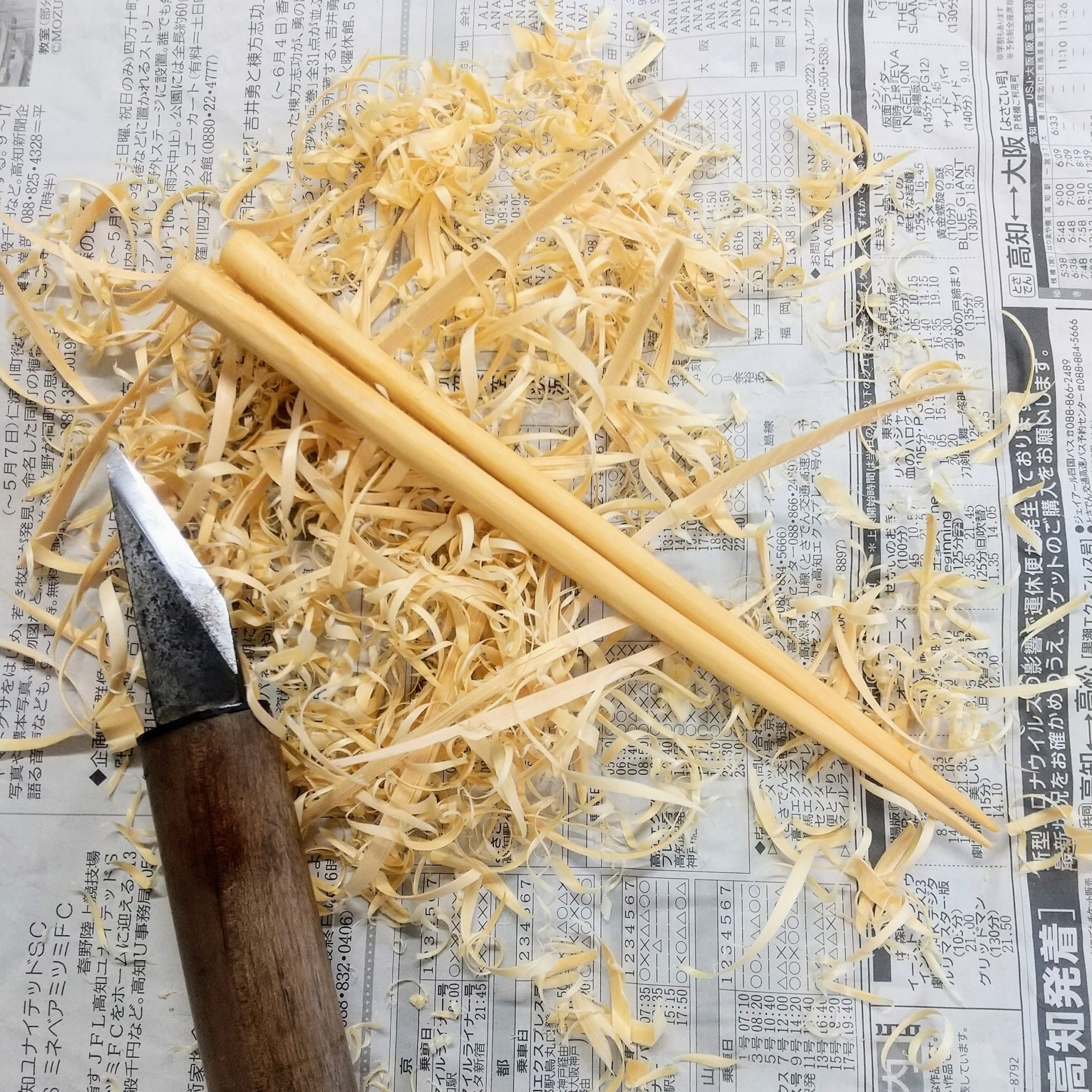 ヒバ材のお箸作り。